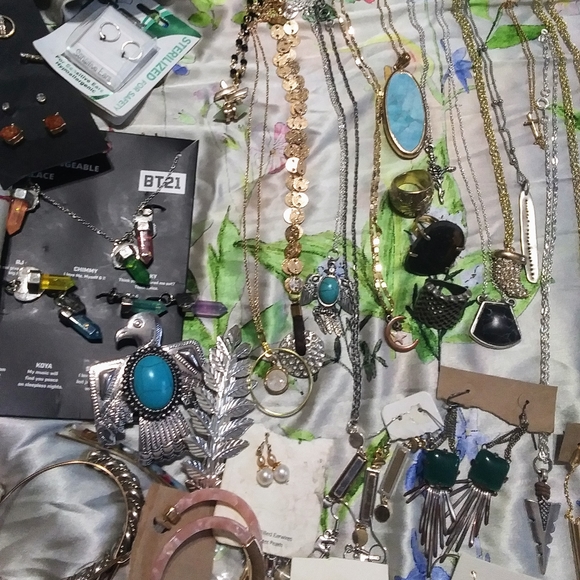 Jewelry - Picture 2 of 8